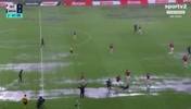 场地全是水！这足球比赛还怎么踢！