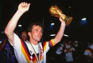 1990年德国问鼎世界杯,马特乌斯高举大力神杯