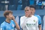 在说啥呢？第73分钟，瓜里拉帕和毛伟杰冲突，事后两人捂着嘴交流