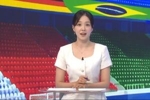 记得她吗？韩国美女主持2014场边一笑成名，今日正主持世界杯节目