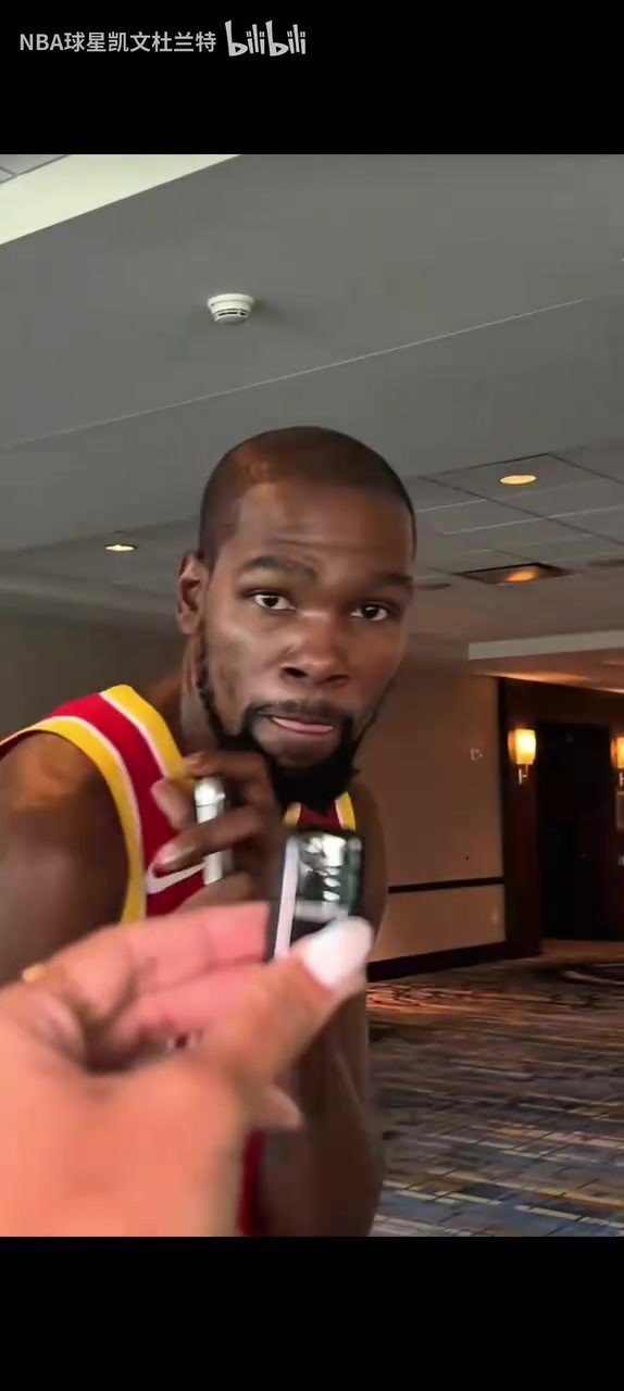 杜兰特我略懂一点拳法，你要试一下我的功力吗🤣
